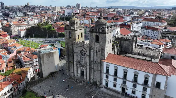 Porto Portekiz 'in Porto bölgesindeki Katedral Kilisesi. Şehir merkezinde. Ortaçağ Kilise Manzarası. Hazine Müzesi. Portekiz 'in Porto bölgesindeki Katedral Kilisesi. Kilise Binası.
