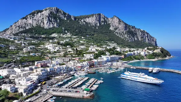 İtalya 'nın Napoli şehrindeki Capri Adası. Plaj manzarası. Dev Uçurumlar Sahnesi. İtalya 'nın Napoli şehrindeki Capri Adası. Ortaçağ Şehir Skyline 'ı. Napoli Körfezi Akdeniz. Sahil Skyline.
