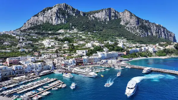 İtalya, Campania 'daki Napoli' deki Capri Adası. Coastal City. Capri Limanı manzarası. İtalya, Campania 'daki Napoli' deki Capri Adası. Plaj manzarası. Ortaçağ Binaları. Capri Skyline.