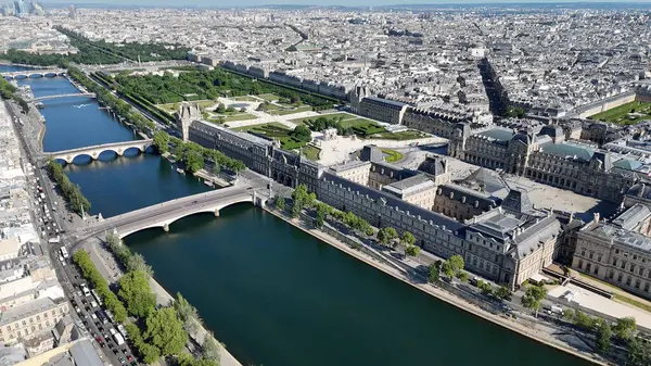 Fransa 'da Paris' teki Louvre Müzesi. Louvre Piramidi. Paris Skyline Sahnesi. Fransa 'nın Ile şehrindeki Paris Louvre Müzesi' nde. Güzel Atlıkarınca. Turizm Tarihi Yer.