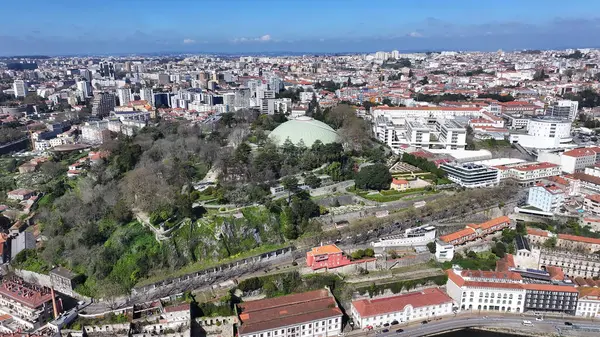 Porto Portekiz 'in Porto bölgesindeki eğlence parkı. Doğa Park Peyzajı. Spor salonu binası. Futbol stadyumu. Portekiz, Porto Bölgesi 'ndeki eğlence parkı. Spor Merkezi Arkaplanı.