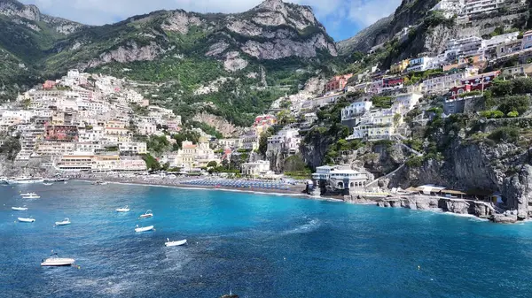 Salerno İtalya 'daki Positano' da Amalfi Sahili. Coastal City. Rıhtım manzarası. Salerno İtalya 'daki Positano' da Amalfi Sahili. Plaj manzarası. Ortaçağ Binaları. Amalfi Sahil Skyline.