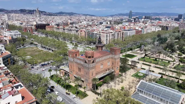 Barcelona 'daki Ciutadella Parkı Katalonya Topluluğu İspanya. Highrise Binaları Sahnesi. Şehir merkezindeki şehir manzarası. Barselona Katalonya Topluluğu İspanya. Katalonya gökyüzü. Bölgesel Hava Görünümü.