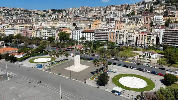 İtalya 'daki Napoli' deki Villa Comunale Parkı. Highrise Binaları Sahnesi. Şehir merkezindeki şehir manzarası. İtalya 'daki Napoli' deki Villa Comunale Parkı. Napoli Skyline. Bölge Havacılık Manzarası. İtalya Skyline.