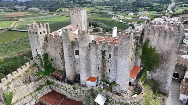 Portekiz 'in Leiria bölgesindeki Obidos Şatosu' nda. Tarihi Köy. Ortaçağ Kalesi. Göz kamaştırıcı manzara. Portekiz 'in Leiria bölgesindeki Obidos Şatosu' nda. Eski Şehir Manzarası.