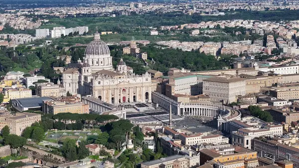 Vatikan Roma 'da Lazio İtalya' da. San Pedro Bazilikası Manzaranın üstünde. Katolik Kilisesi. Vatikan Roma 'da Lazio İtalya' da. San Pedro Meydanı Sahnesi. Dini geçmiş. Roma Skyline.