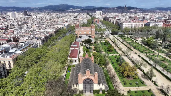 Barcelona Barselona 'daki Ciutadella Parkı, İspanya. Doğa Parkı Sahnesi. Şehir merkezinde. Kültür Mirası Skyline. Barselona İspanya 'daki Ciutadella Parkı. Bahçe Sahnesi. İspanya Skyline.