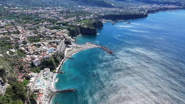 İtalya 'nın Napoli şehrinde Sorrento Skyline. Plaj manzarası. Turizm Tarihi Yer. İtalya 'nın Napoli şehrinde Sorrento Skyline. Tarihsel Şehir Manzarası. Salerno Körfezi Skyline. Akdeniz.
