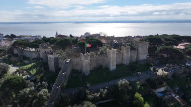 Lizbon, Portekiz 'deki Sao Jorge Şatosu. Ortaçağ Şato Sahnesi. Antik Şehir Manzarası. Portekiz, Lizbon 'daki Sao Jorge Kalesi. Tarihi Şehir Manzarası. Portekiz Skyline.