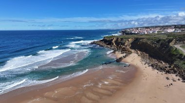 Lizbon 'un Sintra bölgesindeki Praia Grande Plajı. Sahil Skyline. Doğa manzarası. Yaz Gezisi. Lizbon 'un Sintra bölgesindeki Praia Grande Plajı. Tropikal Manzara.