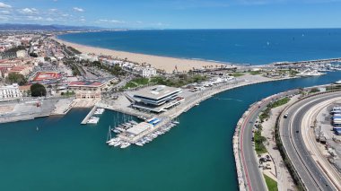 Valencia, Valenciana İspanya 'daki La Marina Otoparkı. Plaj manzarası. Liman Koyu Sahnesi. Şehir merkezinde. Valencia, Valenciana İspanya 'daki La Marina Otoparkı. İnanılmaz Şehir Manzarası.