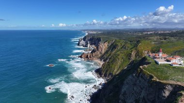Portekiz 'in Lizbon bölgesindeki Sintra' da Roca Burnu. Plaj manzarası. Doğa Deniz Burnu. Seyahat güzergahı. Portekiz 'in Lizbon bölgesindeki Sintra' da Roca Burnu. Turkuaz Su.