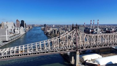 New York 'ta Manhattan' daki Queensboro Köprüsü. Freeway Yolu Sahnesi. Güzel şehir manzarası. New York 'taki Queensboro Köprüsü. Yüksek Binalar Manzarası.