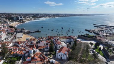 Cascais Skyline Lizbon 'un Cascais bölgesinde. Plaj manzarası. Turizm Tarihi Yer. Şehir manzarası hava manzarası. Cascais Skyline Lizbon 'un Cascais bölgesinde..