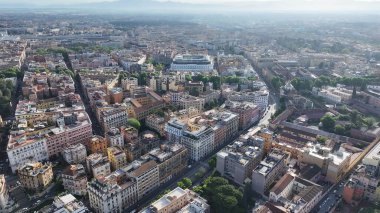 Lazio İtalya 'da Roma' da gökyüzü. Ortaçağ Binaları Manzaranın Üzerinde. Şehir merkezindeki şehir manzarası. Lazio İtalya 'da Roma' da gökyüzü. Ortaçağ Sahnesi. Kültür Mirası Manzarası. İtalya Skyline.
