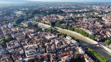 Lazio İtalya 'da Roma' da gökyüzü. Ortaçağ Binaları. Şehir merkezinde. Lazio İtalya 'da Roma' da gökyüzü. Sahil şeridi manzarası. Tiber Nehri Sahnesi. İtalya Skyline.