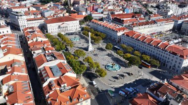 Lizbon 'un Lizbon bölgesindeki Dom Pedro IV Meydanı. Highrise Binaları Sahnesi. Güzel şehir manzarası. Portekiz, Lizbon 'da Dom Pedro IV Meydanı. Tarihi Şehir Manzarası. Portekiz Skyline.