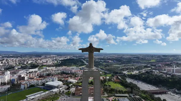 Lizbon 'daki Portekiz Kralı İsa. Kral İsa Heykeli. Din geçmişi. Portekiz 'deki Lizbon Kralı İsa. Tejo Nehri Sahili. Kilisenin simgesi. Portekiz Skyline.