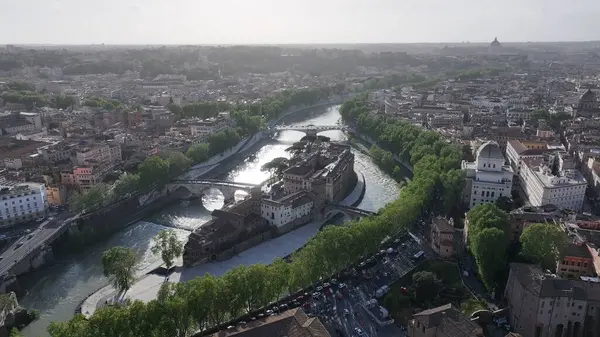 Lazio İtalya 'da Roma' da gökyüzü. Ortaçağ Binaları. Şehir merkezinde. Lazio İtalya 'da Roma' da gökyüzü. Arkeoloji Parkı. Kültür Mirası. İtalya Skyline.