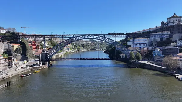 Portekiz 'in Porto bölgesindeki Luis Köprüsü. Şehir merkezindeki şehir manzarası. Demiryolu Köprüsü. Demiryolu Sahnesi. Portekiz, Porto 'da Luis Köprüsü. Turizm Tarihi Yer.