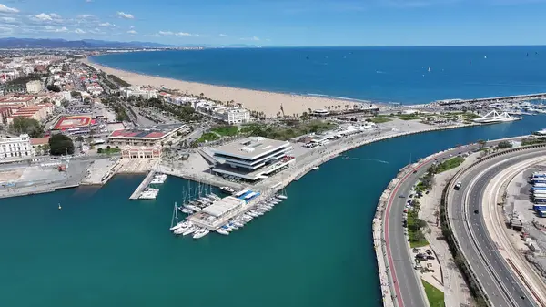 Valencia, Valenciana İspanya 'daki La Marina Otoparkı. Plaj manzarası. Liman Koyu Sahnesi. Şehir merkezinde. Valencia, Valenciana İspanya 'daki La Marina Otoparkı. İnanılmaz Şehir Manzarası.