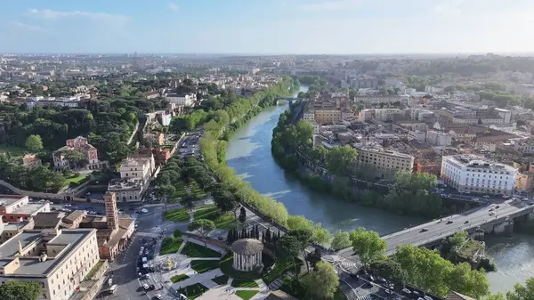 Tiber Nehri Lazio İtalya 'da Roma' da. Kültür Mirası. Güzel şehir manzarası. Tiber Nehri Lazio İtalya 'da Roma' da. Ortaçağ manzarası. Sahil Tarihi. Roma Skyline.