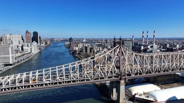 New York 'ta Manhattan' daki Queensboro Köprüsü. Freeway Yolu Sahnesi. Güzel şehir manzarası. New York 'taki Queensboro Köprüsü. Yüksek Binalar Manzarası.