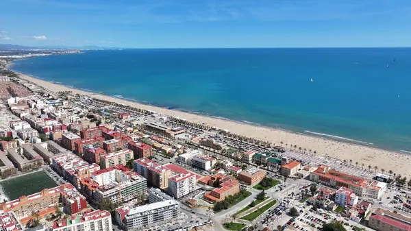 Valence Community İspanya 'daki Las Arenas Plajı. Çarpıcı şehir manzarası. Plaj manzarası. Highrise Binaları. Valence Community İspanya 'daki Las Arenas Plajı. Doğa Arkaplanı.