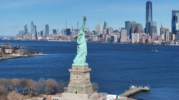 New York 'ta Manhattan' daki Özgürlük Heykeli. Demokrasi Sembolü. New York şehir merkezi. New York 'taki Özgürlük Heykeli. Manhattan Adası Şehir Bölgesi.