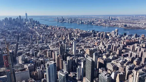 New York 'ta, Manhattan' da Empire State. Highrise Binaları Sahnesi. Güzel şehir manzarası. New York 'ta Empire State. İş Bölgesi Manzarası.