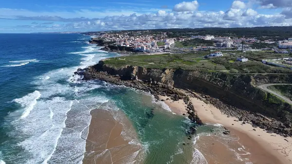 Lizbon 'un Sintra bölgesindeki büyük sahil. Plaj manzarası. Doğa Deniz Burnu. Seyahat güzergahı. Lizbon 'un Sintra bölgesindeki büyük sahil. Turkuaz Su.