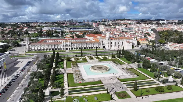 Lizbon 'daki Jeronimos Manastırı Portekiz Bölgesi. Ortaçağ Manastırı. Empire Square Sahnesi. Portekiz, Lizbon 'daki Jeronimos Manastırı. Discovery Coast 'da. Landmark Meydanı. Portekiz Skyline.
