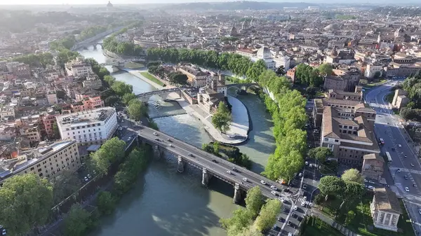 Lazio İtalya 'da Roma' da gökyüzü. Kültür Mirası. Güzel şehir manzarası. Lazio İtalya 'da Roma' da gökyüzü. Ortaçağ manzarası. Doğa Adası. İtalya Skyline.