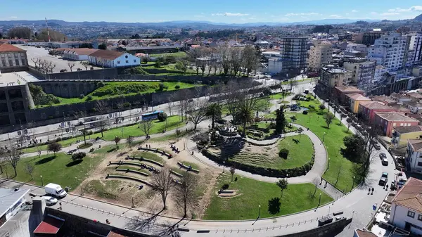 Porto Portekiz 'in Gaia bölgesindeki Morro Garden' da. Serra Do Pilar Manastırı. Eğlence Parkı Sahnesi. Tarihi Şehir Manzarası. Portekiz, Porto bölgesindeki Morro Garden 'da. Turizm Simgeleri.