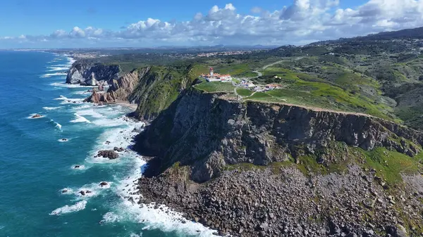Portekiz 'in Lizbon bölgesindeki Sintra' da Roca Burnu. Plaj manzarası. Doğa Deniz Burnu. Seyahat güzergahı. Portekiz 'in Lizbon bölgesindeki Sintra' da Roca Burnu. Turkuaz Su.