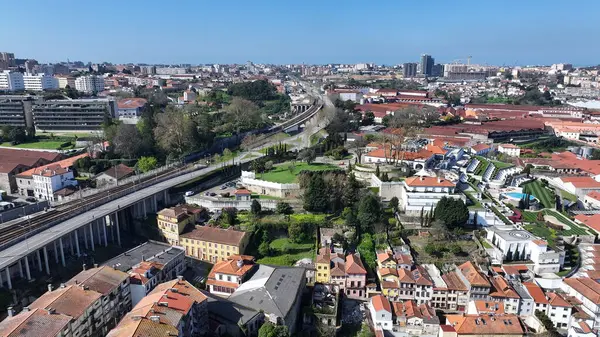 Porto Bölgesi Portekiz 'deki Gaia Skyline' da. Sahil şehri. Eski Şehir Manzarası. Şehir merkezindeki şehir manzarası. Gaia Skyline Portekiz 'de. Portekiz Skyline 'ı. Seyahat Alanı.