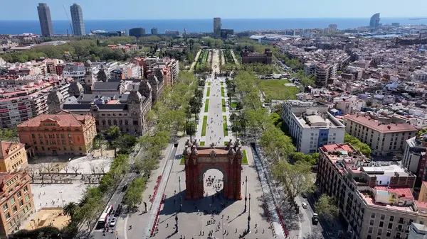 Barcelona, İspanya 'da Barcelona' da Arc De Triomf. Şehir manzarası manzarası. Şehir merkezinde. Kültür Mirası Skyline. Barselona İspanya 'da Arc De Triomf. Güzel Metropolis. İspanya Skyline.