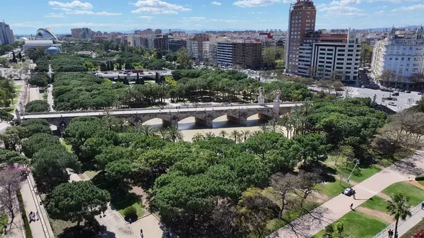 Valencia 'daki Turia Gardens Valence Community İspanya' da. Eğlence Parkı Sahnesi. Şehir merkezindeki şehir manzarası. Valence Community İspanya 'da Valencia. Kültür Mirası Skyline. Şehir Sahnesi.