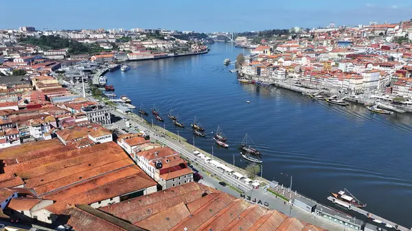 Porto Bölgesi Portekiz 'deki Gaia Rıhtımı. Deniz Burnu Manzarası. Kültür Mirası. Kablolu Araba Sahnesi. Gaia Rıhtımı Portekiz 'de. Turizm Tarihi Yer.