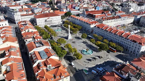 Lizbon 'un Lizbon bölgesindeki Dom Pedro IV Meydanı. Highrise Binaları Sahnesi. Güzel şehir manzarası. Portekiz, Lizbon 'da Dom Pedro IV Meydanı. Tarihi Şehir Manzarası. Portekiz Skyline.