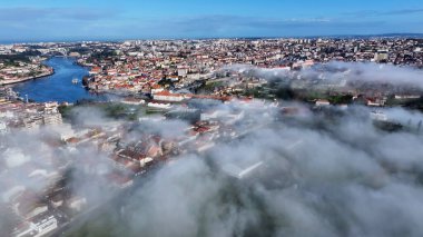 Porto Portekiz 'in Porto bölgesindeki Porto Skyline' da. Coastal City. Sis Sabah Manzarası. Ortaçağ Binaları Sahnesi. Portekiz 'de Porto Skyline. Portekiz Skyline 'ı. Seyahat Alanı.