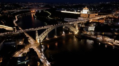 Porto Portekiz 'in Porto bölgesindeki Demir Köprü. City At Night Scene. Aydınlatılmış Köprü Manzarası. Porto Portekiz 'in Demir Köprüsü. Luis Köprüsü.