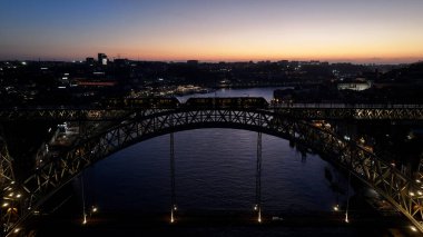 Porto Portekiz 'in Porto bölgesindeki Sunset Dom Luis Köprüsü. Sunset Skyline Sahnesi. Aydınlatılmış Köprü Manzarası. Portekiz 'in Porto Bölgesi' ndeki Dom Luis Köprüsü. Demiryolu Taşımacılığı.