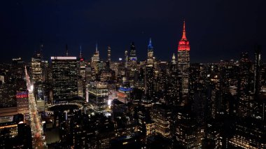 New York 'un New York şehir merkezinin Manhattan' daki gece manzarası. Gece Şehir Manzarası. Şehir merkezinde aydınlandı. New York 'un merkezinde, New York' ta. Empire State Binası.