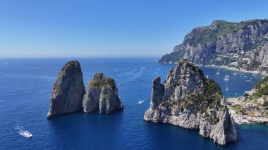 Faraglioni İtalya 'daki Capri' de Sallanıyor. Plaj manzarası. Turizm Tarihi Yer. Faraglioni İtalya 'daki Capri' de Sallanıyor. Napoli Körfezi Skyline. Jeolojik oluşum. Paradisiac Capri Adası.