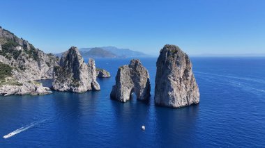 Faraglioni İtalya 'daki Capri' de Sallanıyor. Plaj manzarası. Turizm Tarihi Yer. Faraglioni İtalya 'daki Capri' de Sallanıyor. Napoli Körfezi Skyline. Jeolojik oluşum. Paradisiac Capri Adası.