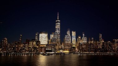 New York 'ta New York Skyline' ın Manhattan 'daki gece görüntüsü. Gece Şehir Manzarası. Şehir merkezinde aydınlandı. New York Skyline, New York Birleşik Devletleri. Yüksek Binalar Manzarası.