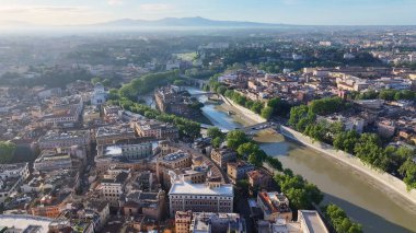 Lazio İtalya 'da Roma' da gökyüzü. Ortaçağ Binaları. Şehir merkezinde. Lazio İtalya 'da Roma' da gökyüzü. Sahil şeridi manzarası. Tiber Nehri Sahnesi. İtalya Skyline.