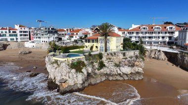 Cascais Skyline Lizbon 'un Cascais bölgesinde. Plaj manzarası. Turizm Tarihi Yer. Şehir manzarası sahnesi. Cascais Skyline Lizbon 'un Cascais bölgesinde..