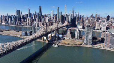 New York 'ta Manhattan' daki Queensboro Köprüsü. Freeway Yolu Sahnesi. Güzel şehir manzarası. New York 'taki Queensboro Köprüsü. Yüksek Binalar Manzarası.
